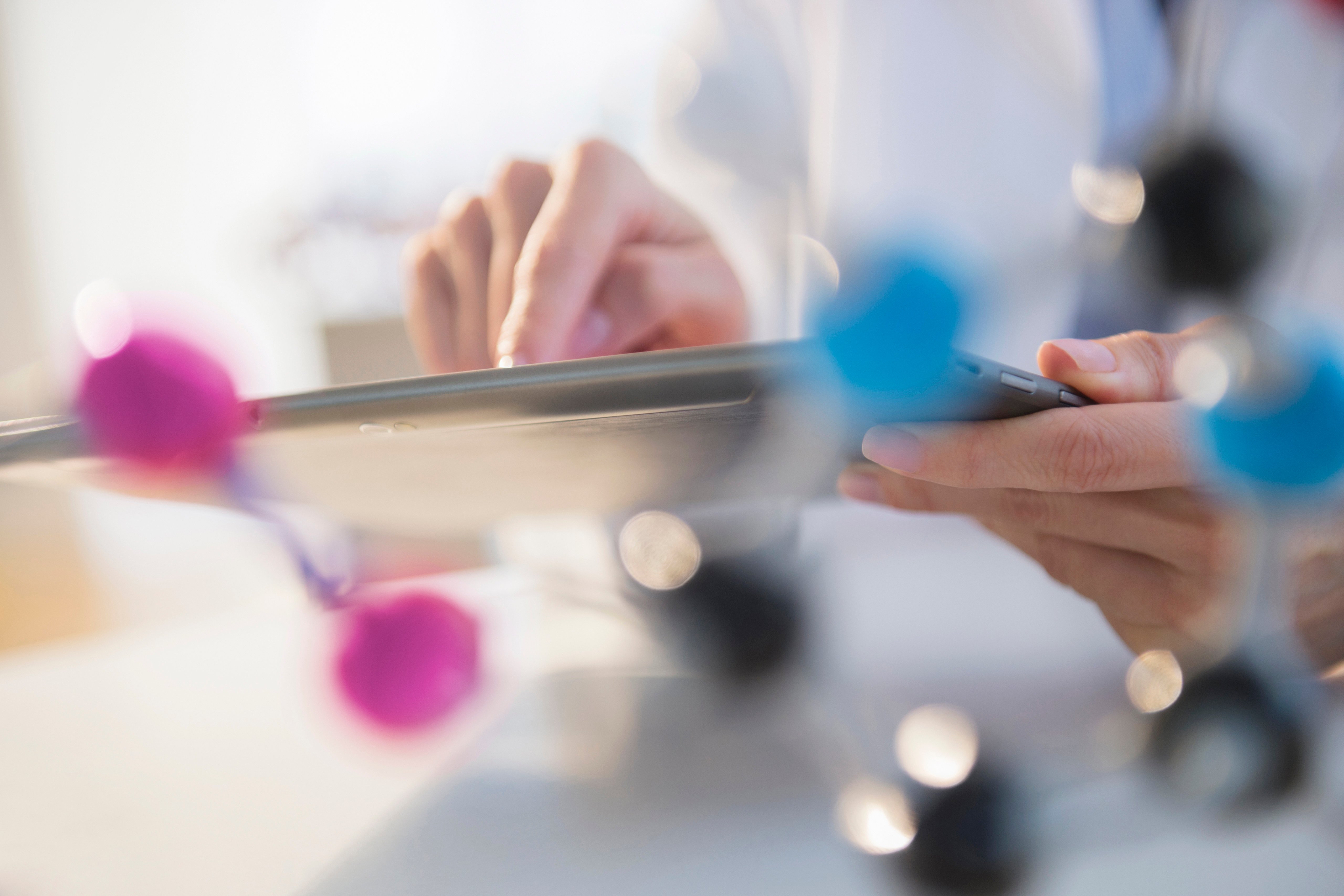 GettyImages-591404015-Hands_iPad-Closeup-RET-2